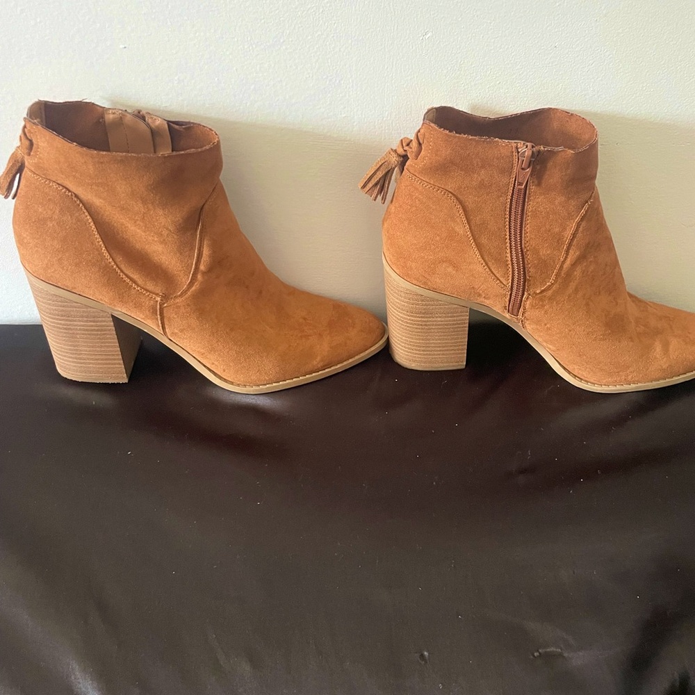 Women’s Universal thread Tan boots